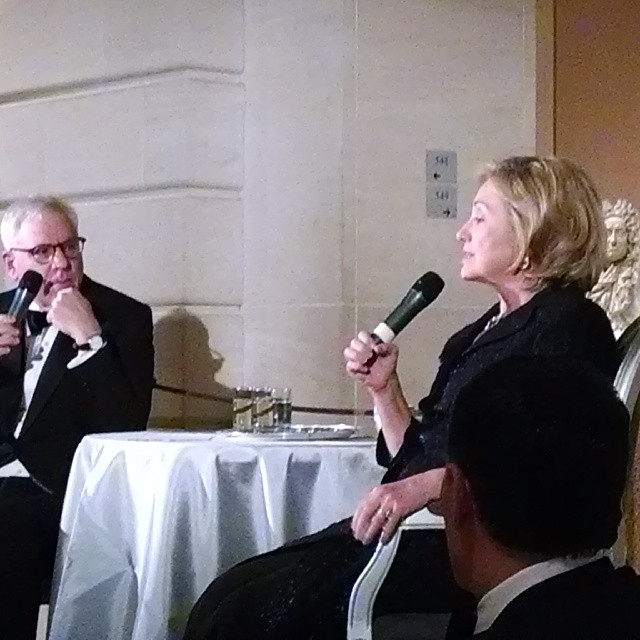 [Foto de Hillary Clinton y David Rubinstein]